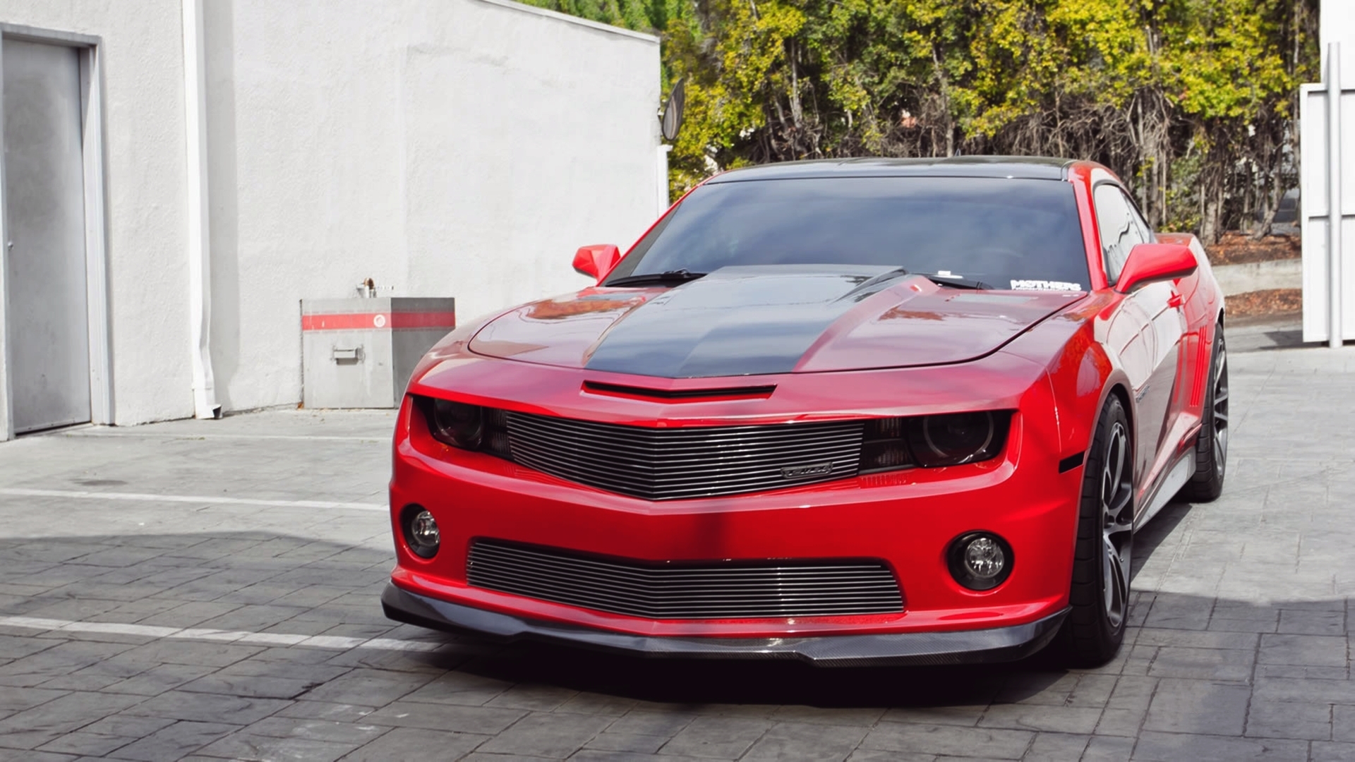 Chevrolet Camaro красная