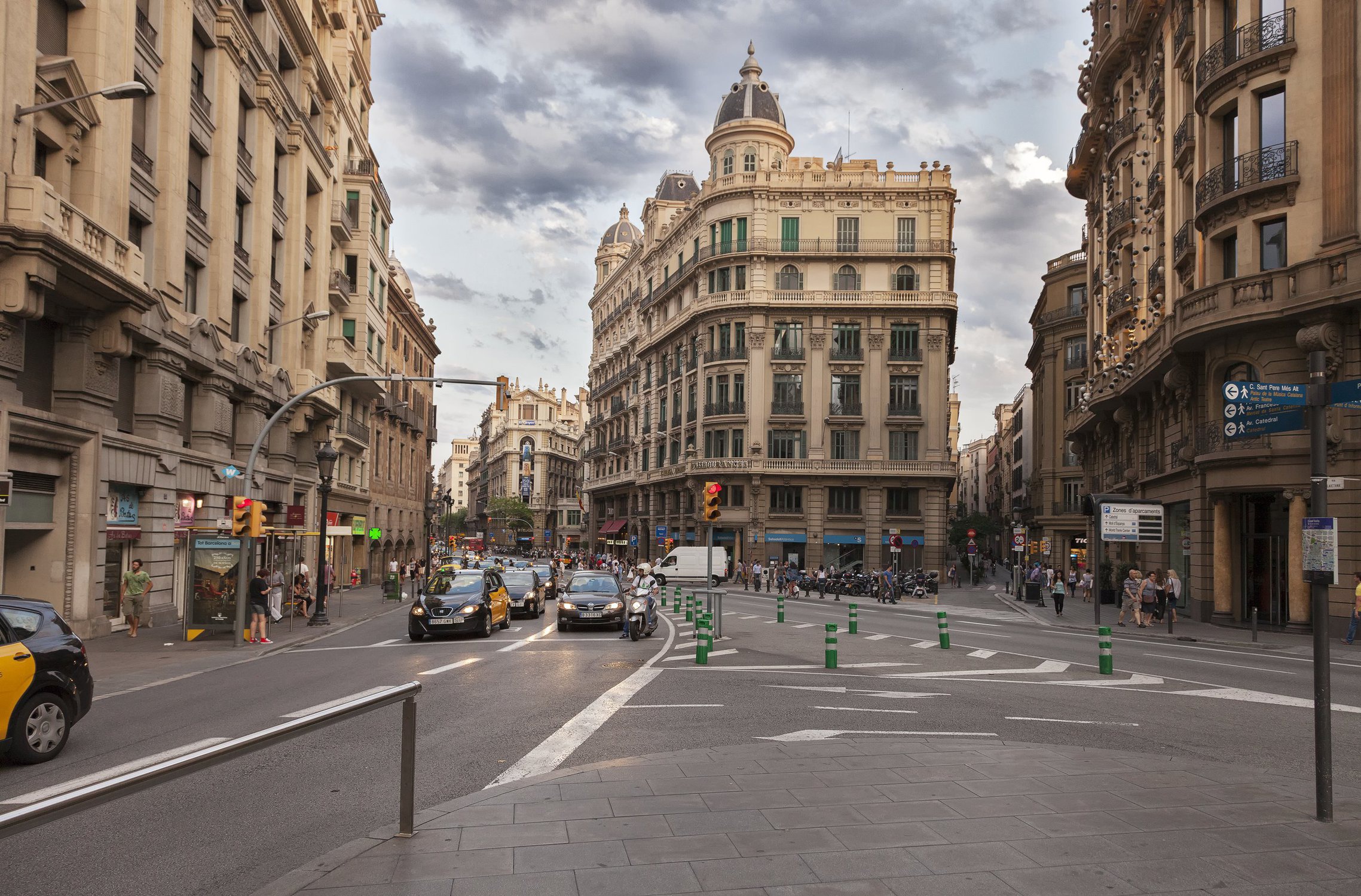 Улицы биг. Улица Рамбла в Барселоне. Барселона улицы. Испания Барселона улицы. Центральная улица Барселоны.