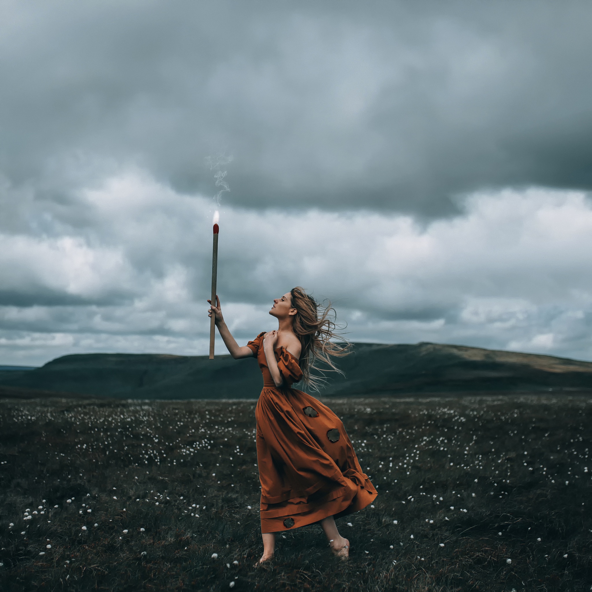 Голодный ветер. Ведьма ветра. Женщина с факелом. Девушка на ветру. Фотосессия с ветром.