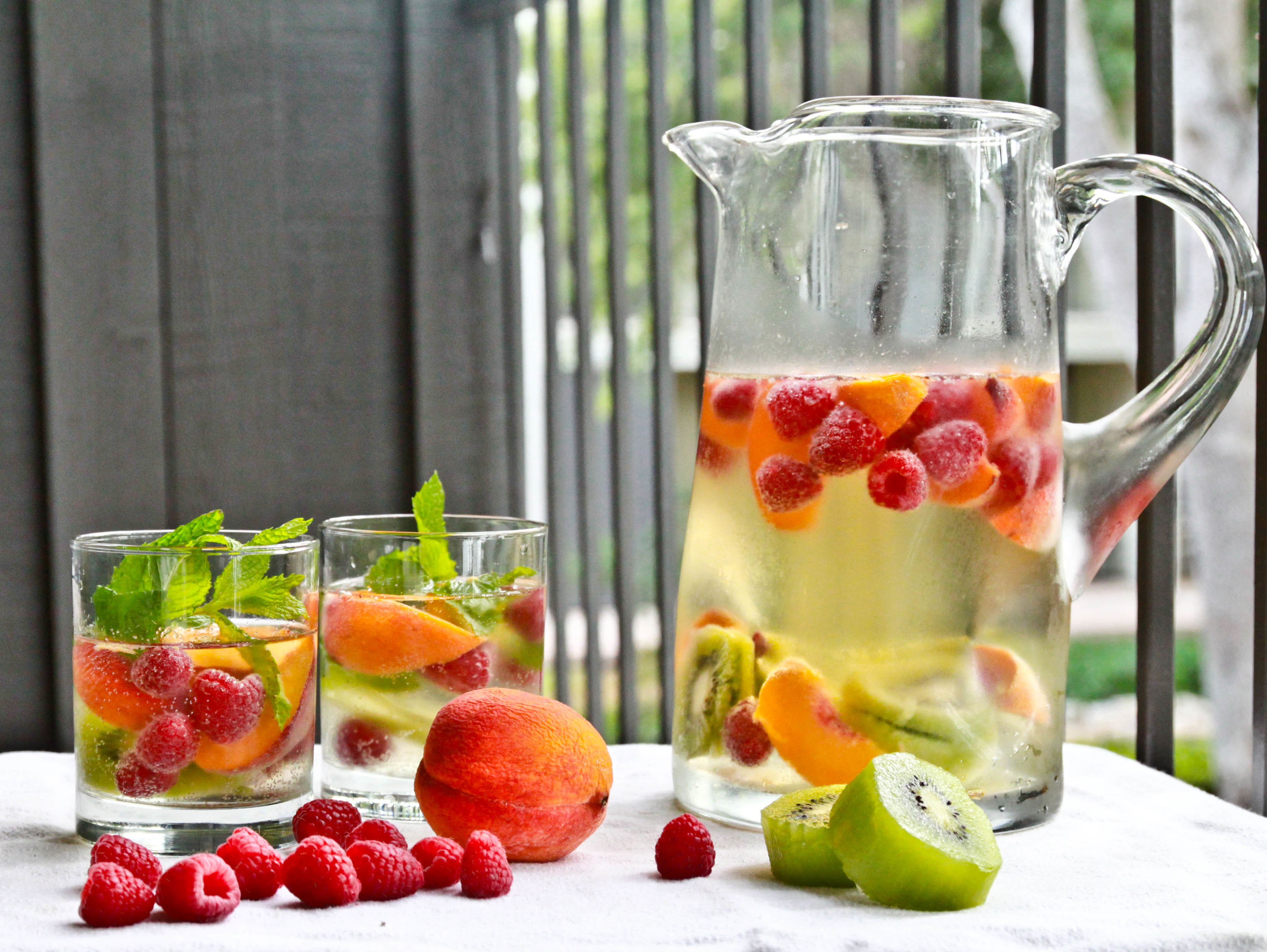 Сок пью вкусный. Чай с фруктами. Охлаждающие напитки для лета. Фруктовый лимонад. Фрукты в стакане.