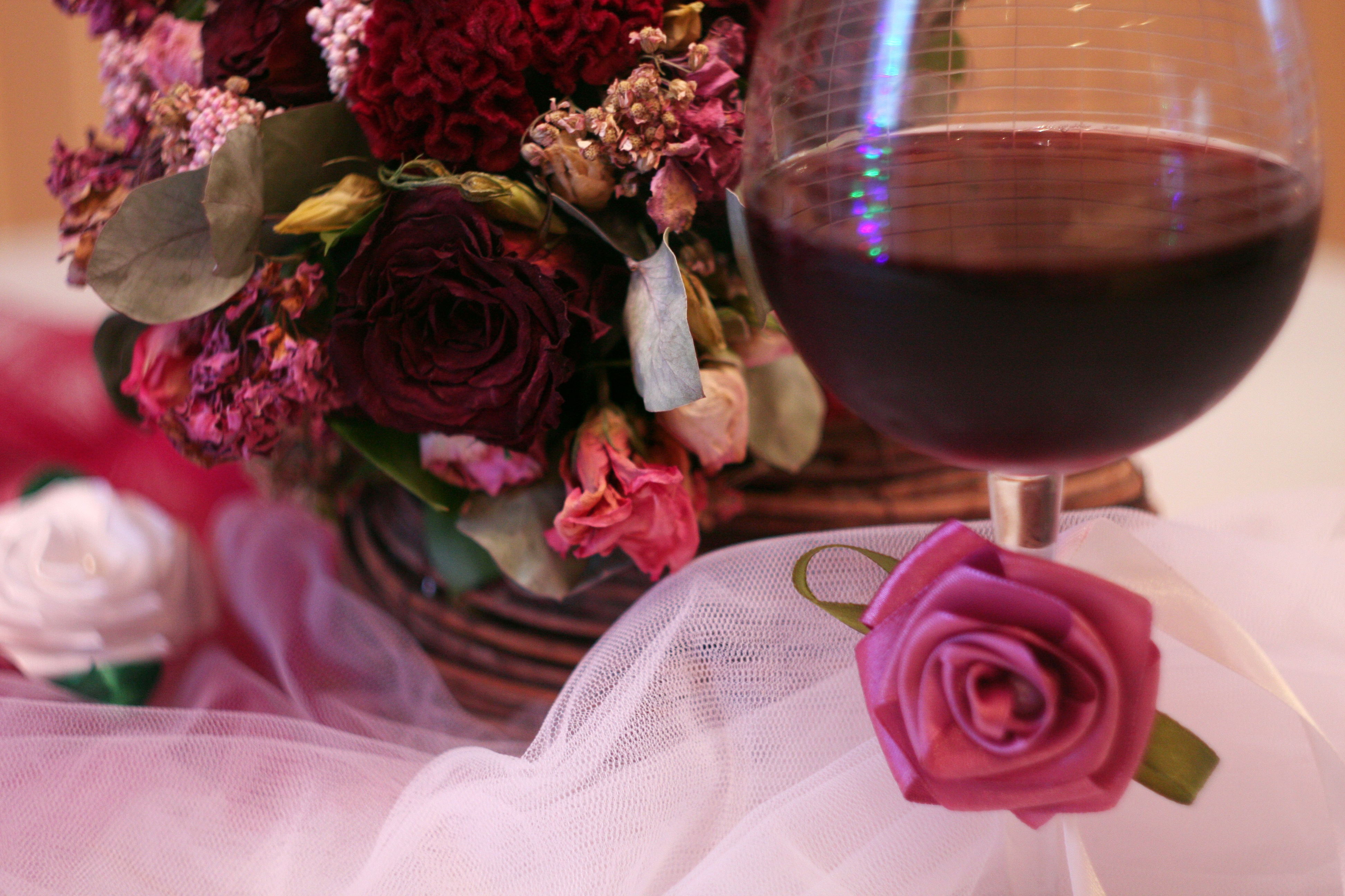 Роз вин. Вино и цветы. Красивые цветы и вино. Букет с вином. Розе вино.