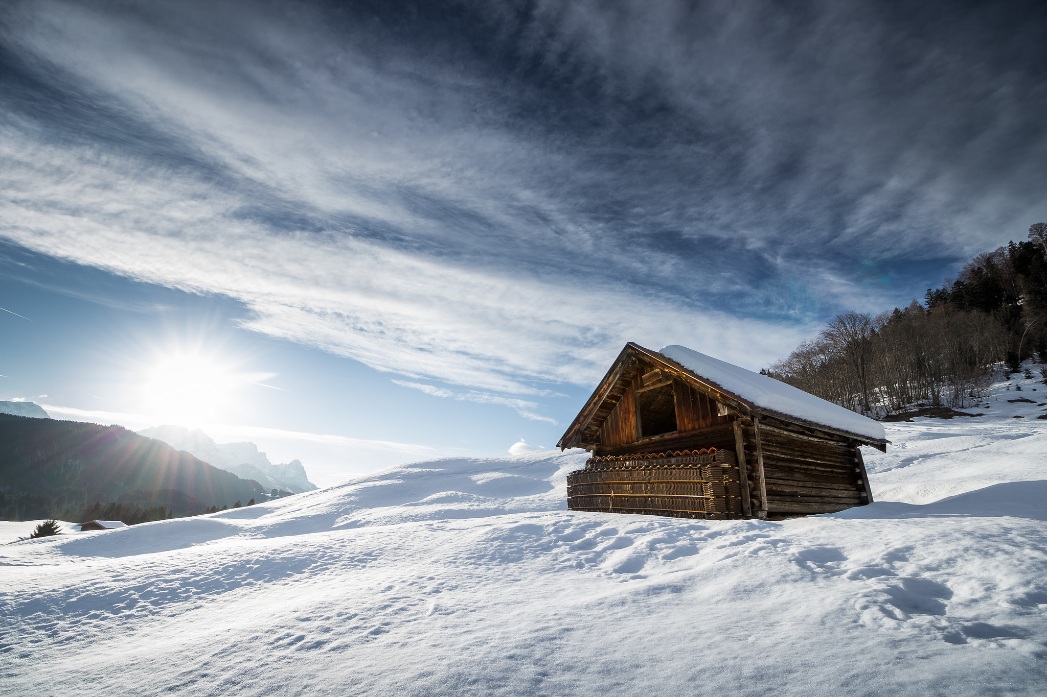 Горы снег дома. Хижина в заснеженных горах Норвегии. Домик в горах. Заснеженный домик в горах. Домик в горах зимой.
