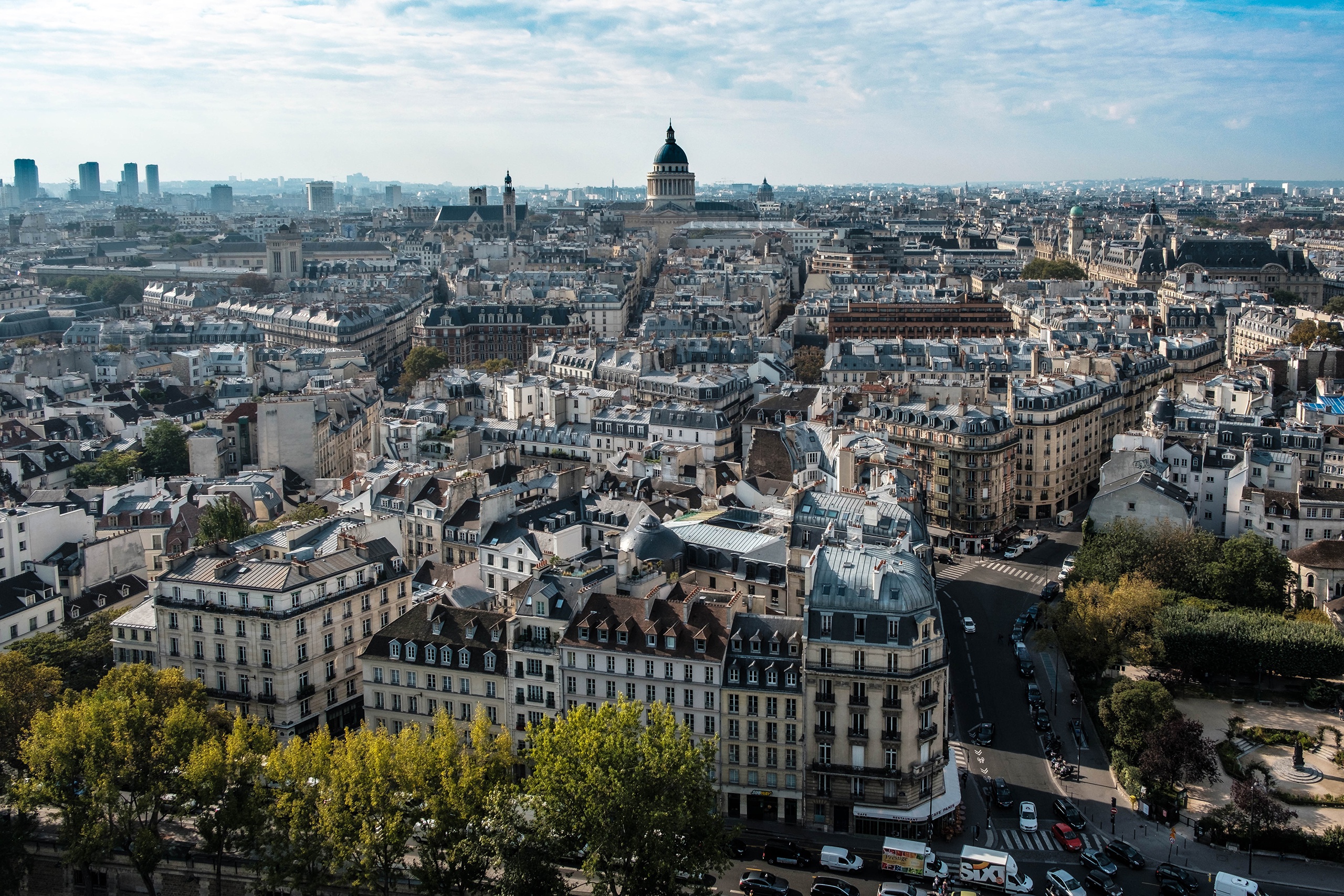 Paris en francais. Париж столица Франции. Сарзак Франция. Орлеан город во Франции. Ренн город во Франции с птичьего полет.