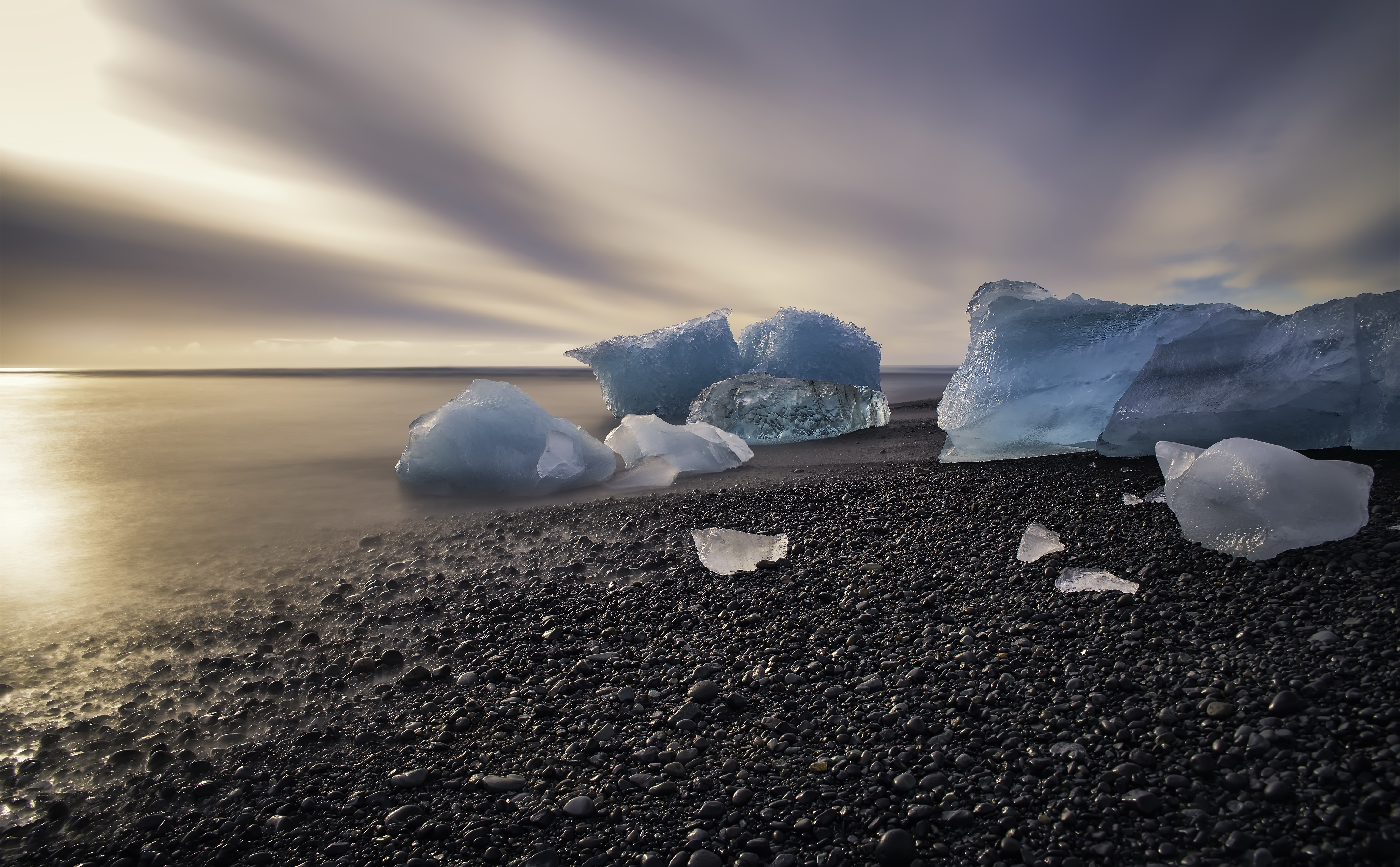 камни для льда. гладь воды. закат на воде. берег лед вода. лед.