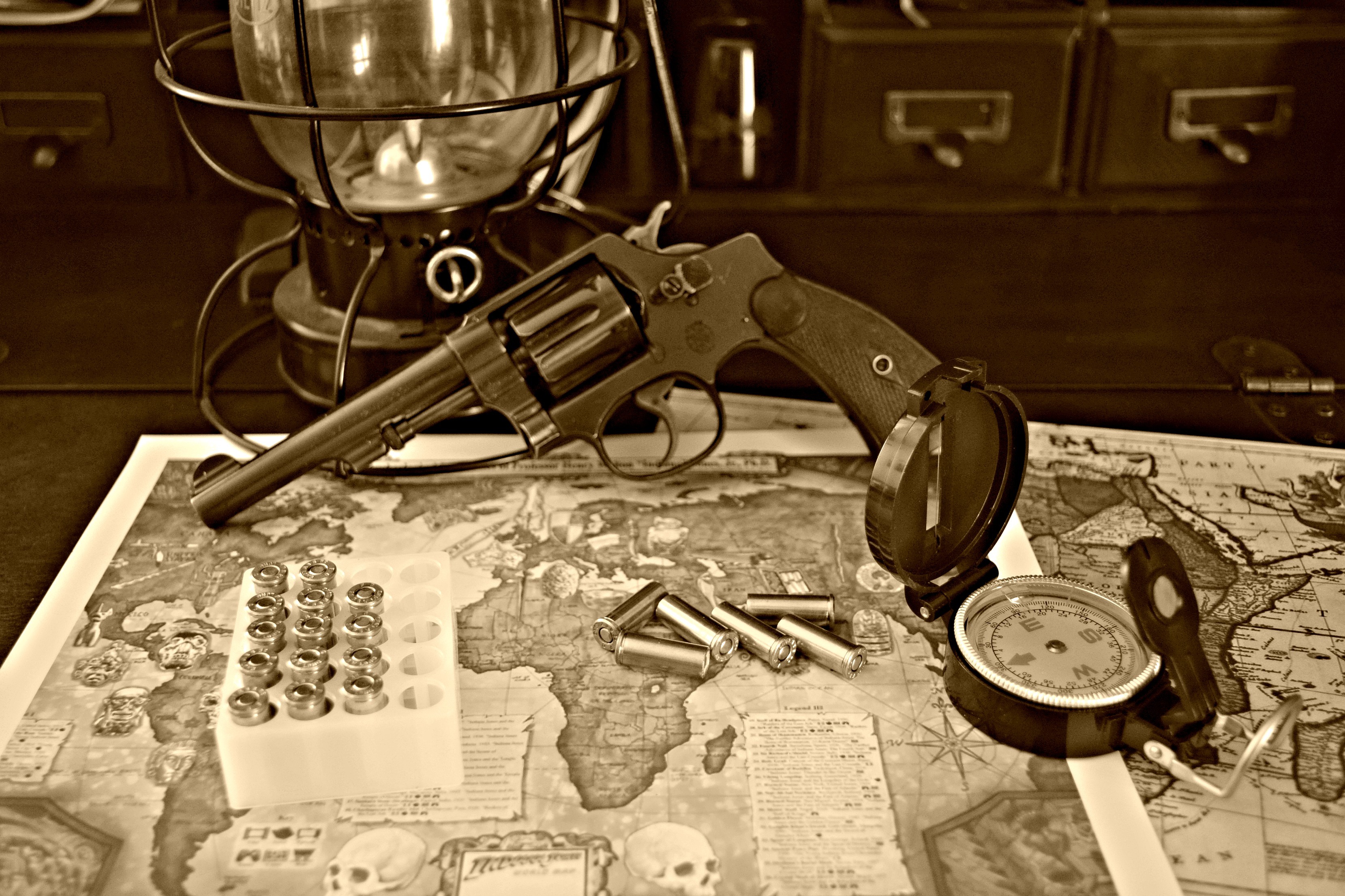 Карты деньги стол. Револьвер. Старинное огнестрельное оружие. Натюрморт с оружием.