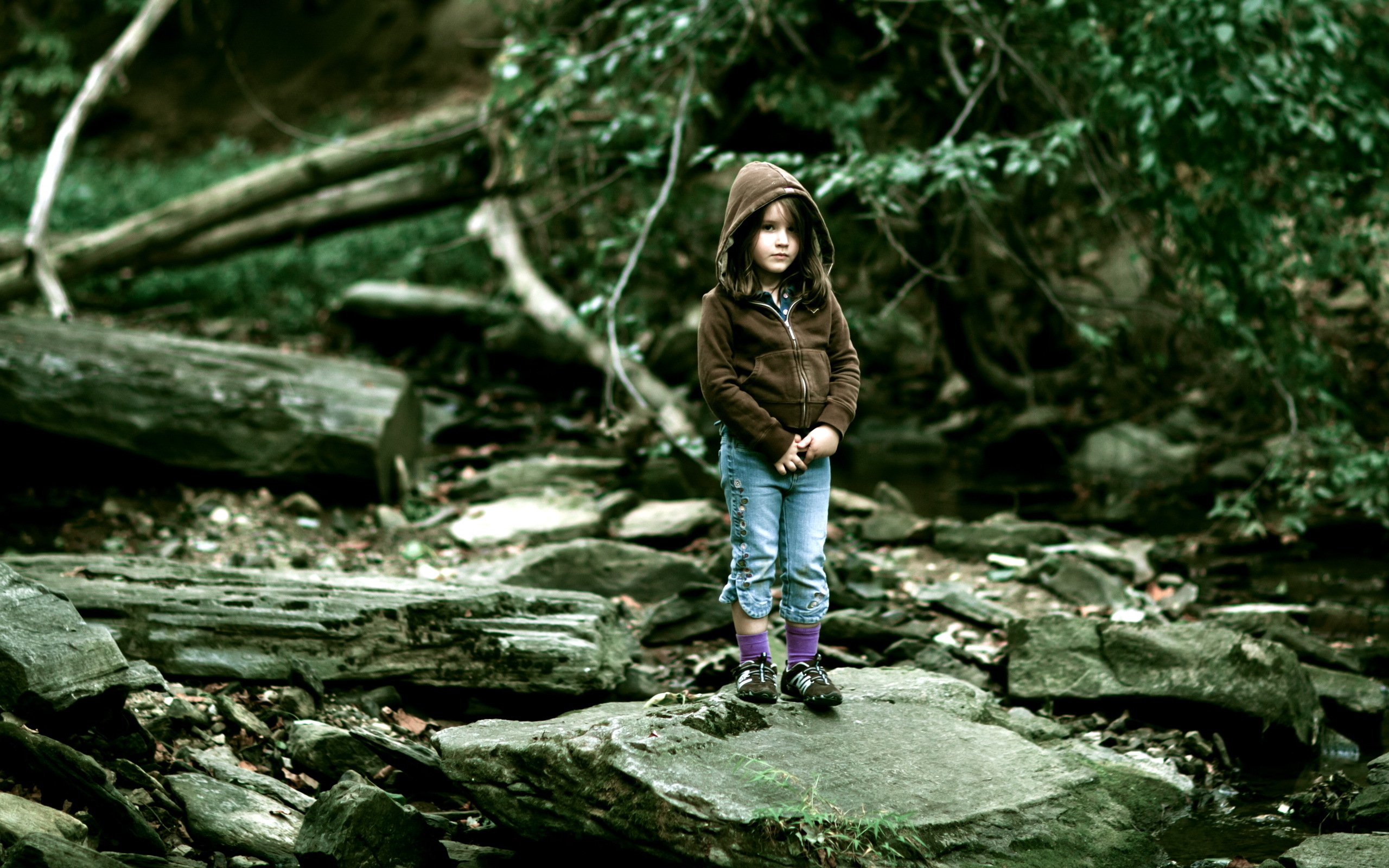 Девочка вероятно. Девочка в лесу. Фотосессия в лесу. Девочка на природе. Ребенок потерялся в лесу.
