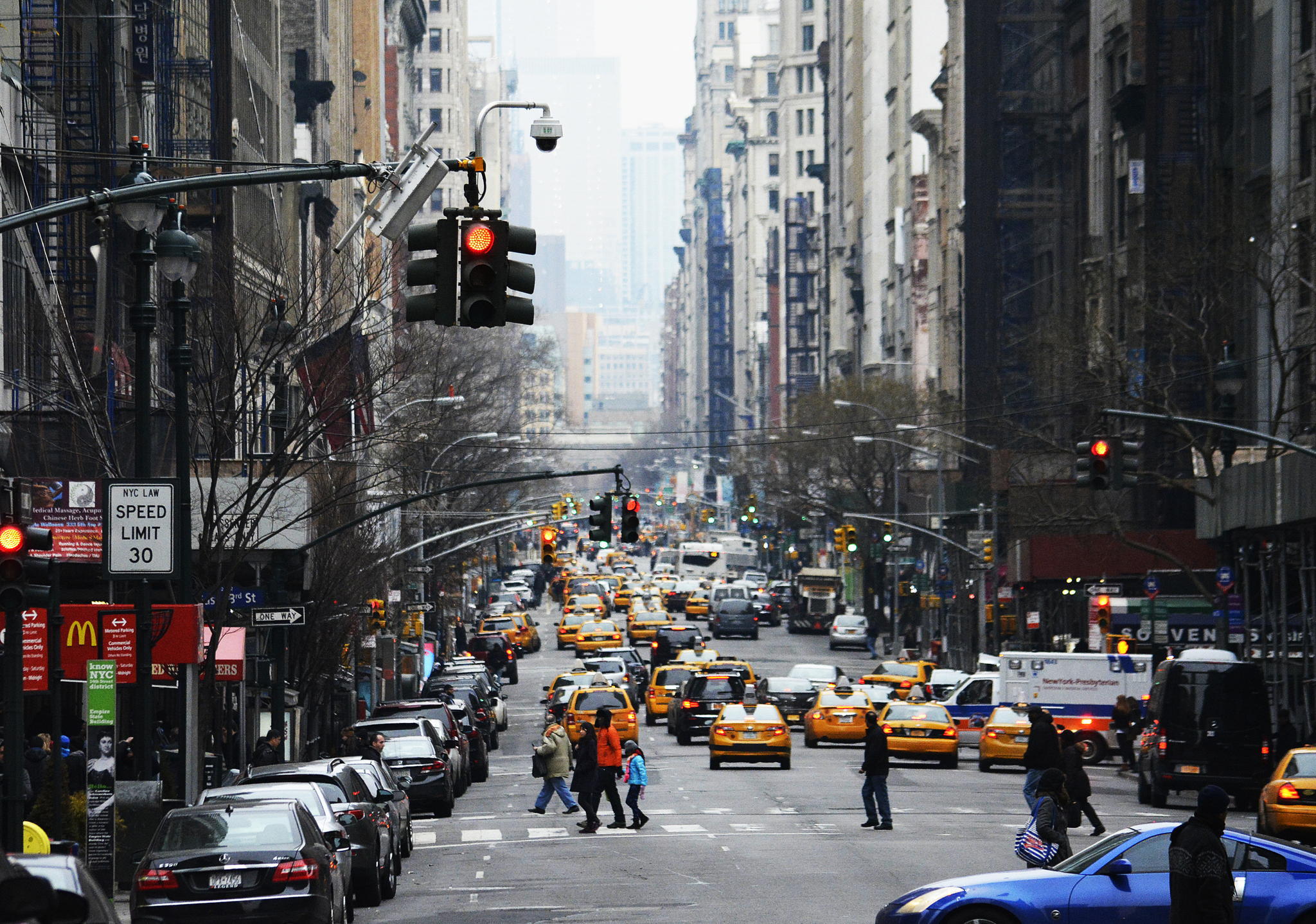 Изменение в жизни городов. Нью-Йорк. Нью-Йорк улицы. NYC Нью Йорк. Люди на улицах Нью-Йорка.