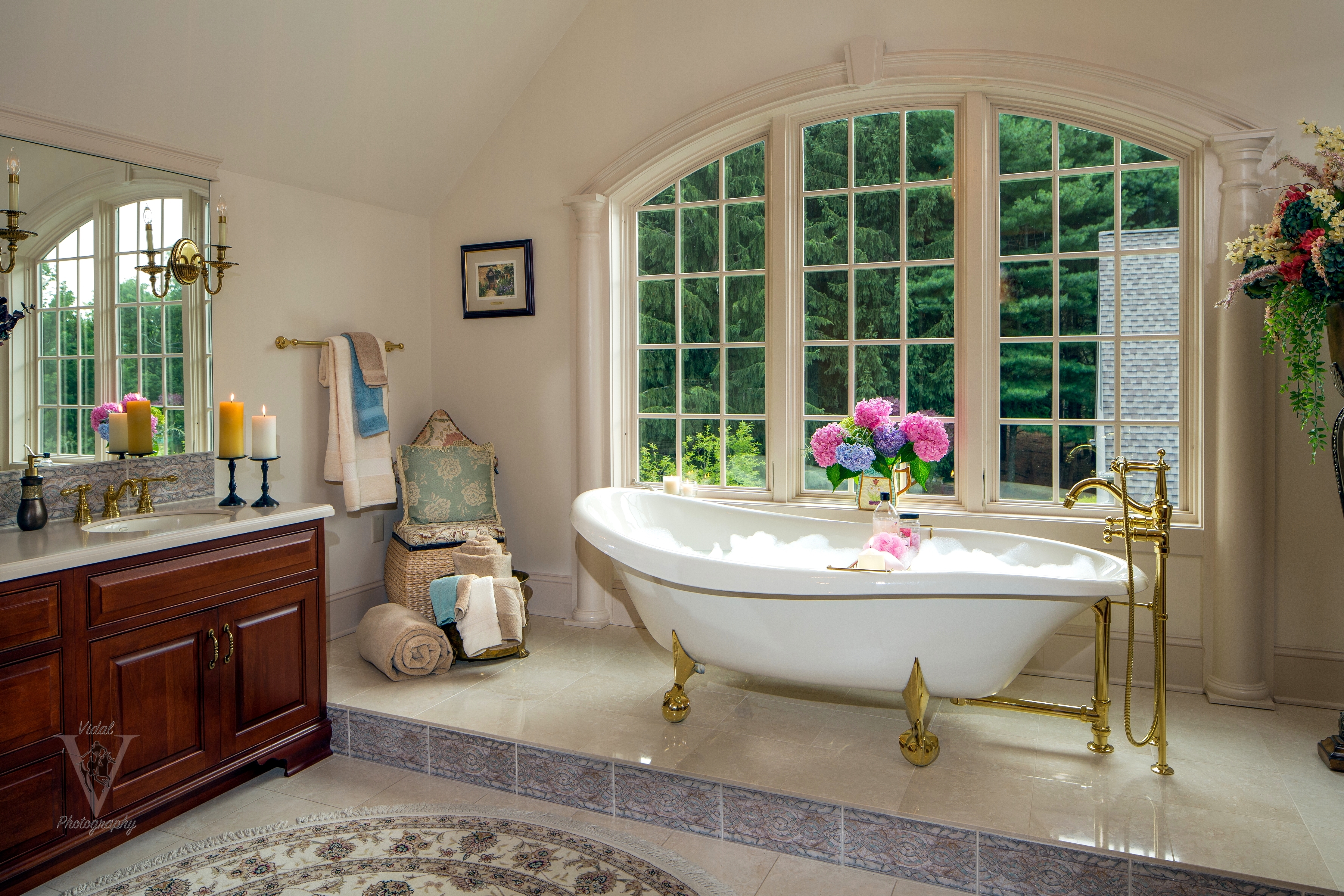 Ванна с большим окном. Красивая ванная комната. Интерьер ванной комнаты. Красивый интерьер ванной комнаты. Ванная комната с окном.