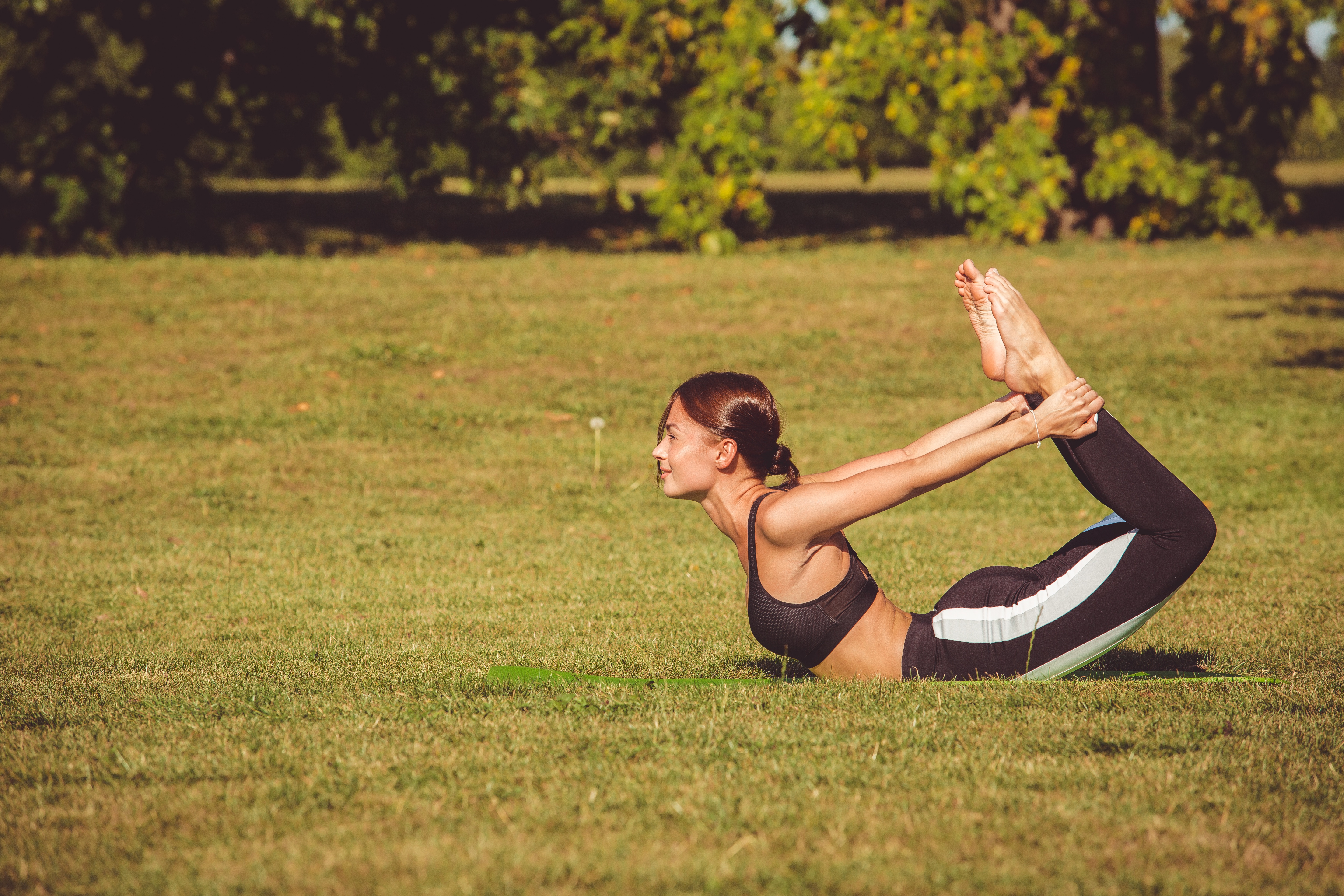 Yoga work. Девушка спорт. Девушка занимается йогой. Девушка занимается гимнастикой. Фитнес растяжка.