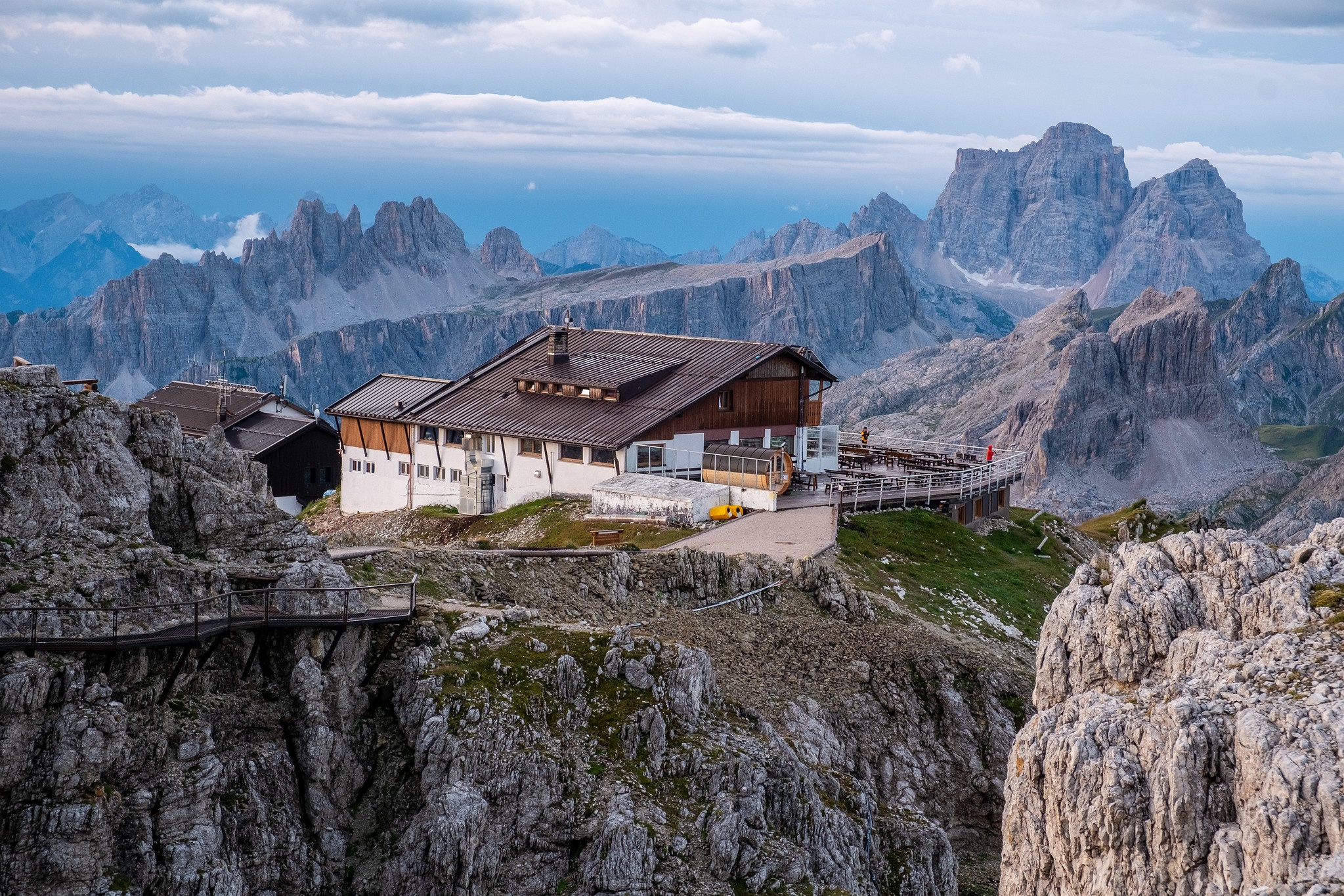 Сооружения в горах. Итальянские Доломиты. Рифуджо Лагацуой (Rifugio Lagazuoi). Алтай Хижина горный Алтай. Горная база Рифуджо Лагацуой Rifugio Lagazuoi. Дом в горах.