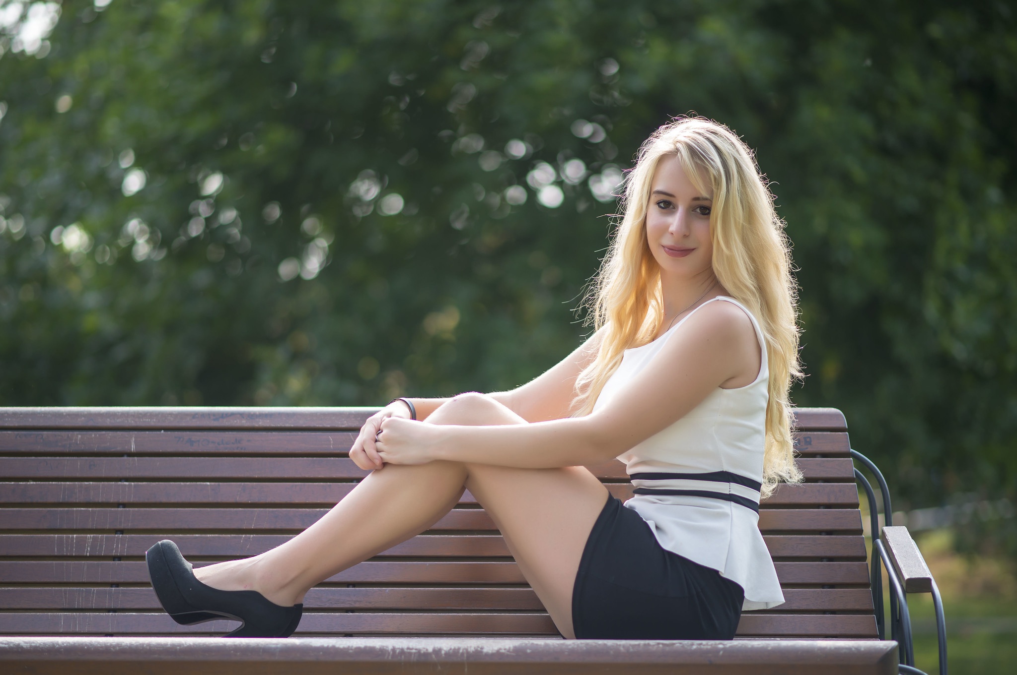 Красивая блондинка на кастинге. Блондинка на скамейке. Блондинка на скамейке в мини. Девушки блондинка на скамейке. Девушка блондинка боком.