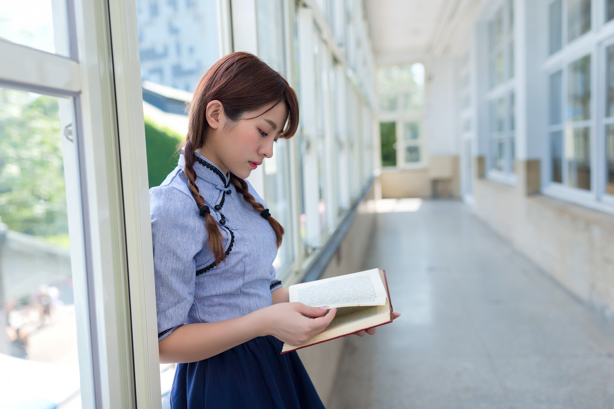 Beautiful reading. Японка с книжкой. Девушка читает книгу. Азиатка с книгой. Девушка кореянка с книгой.