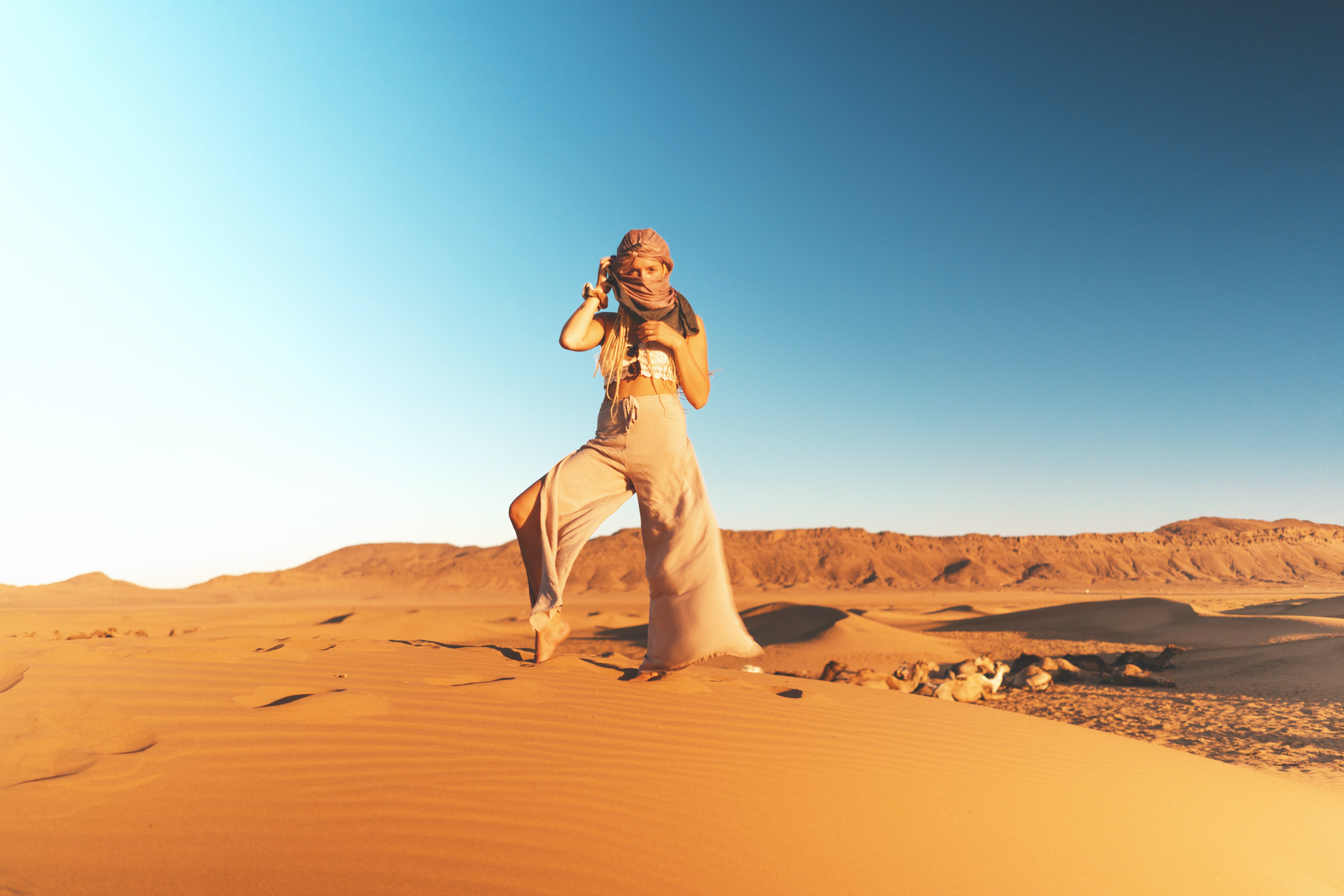 Desert girl. Девушка в пустыне. Съемка в пустыне. Красивая фотосессия в пустыне. Человек в пустыне.