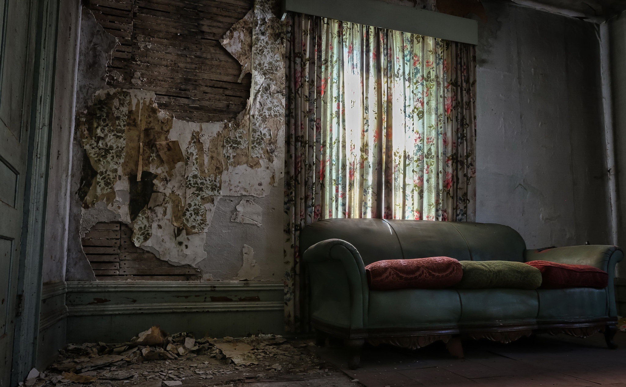 Квартира дианы. Старомодный диван в интерьере. Газетная комната. Старая комната с диваном. Старая комната с диваном.