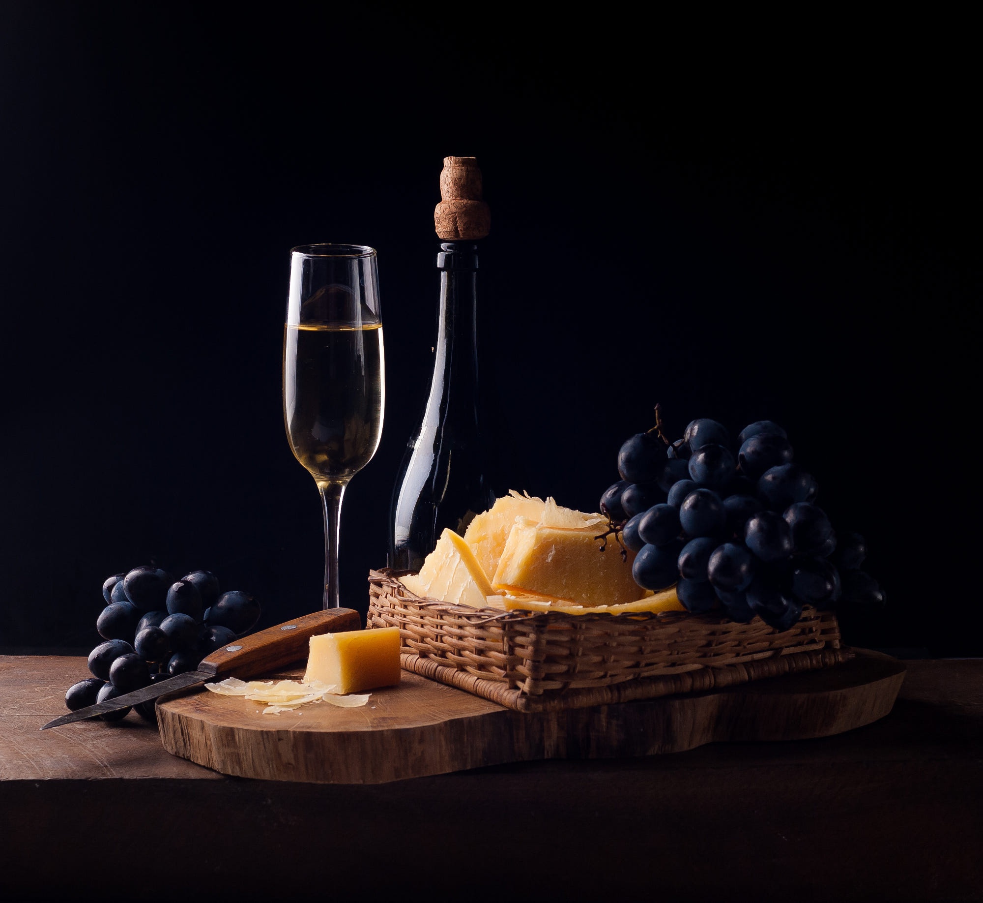 Черный виноград вино. Натюрморт вино и сыр. Натюрморт с вином и сыром. Вино и сыр. Сыр с виноградом.