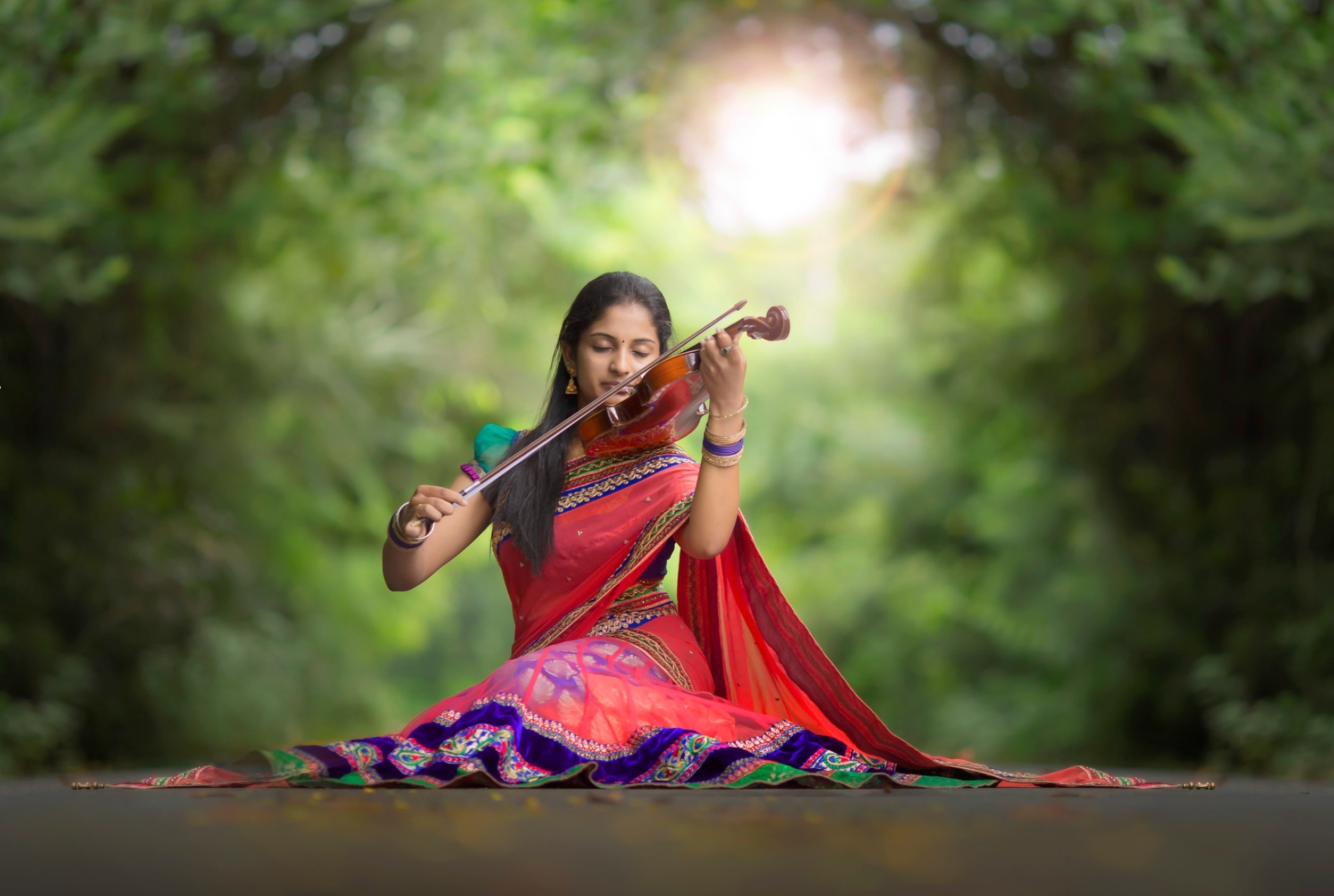 Сари музыка. Индийские танцы на природе. Индийская скрипка. Индия девушки. Восточные музыканты.
