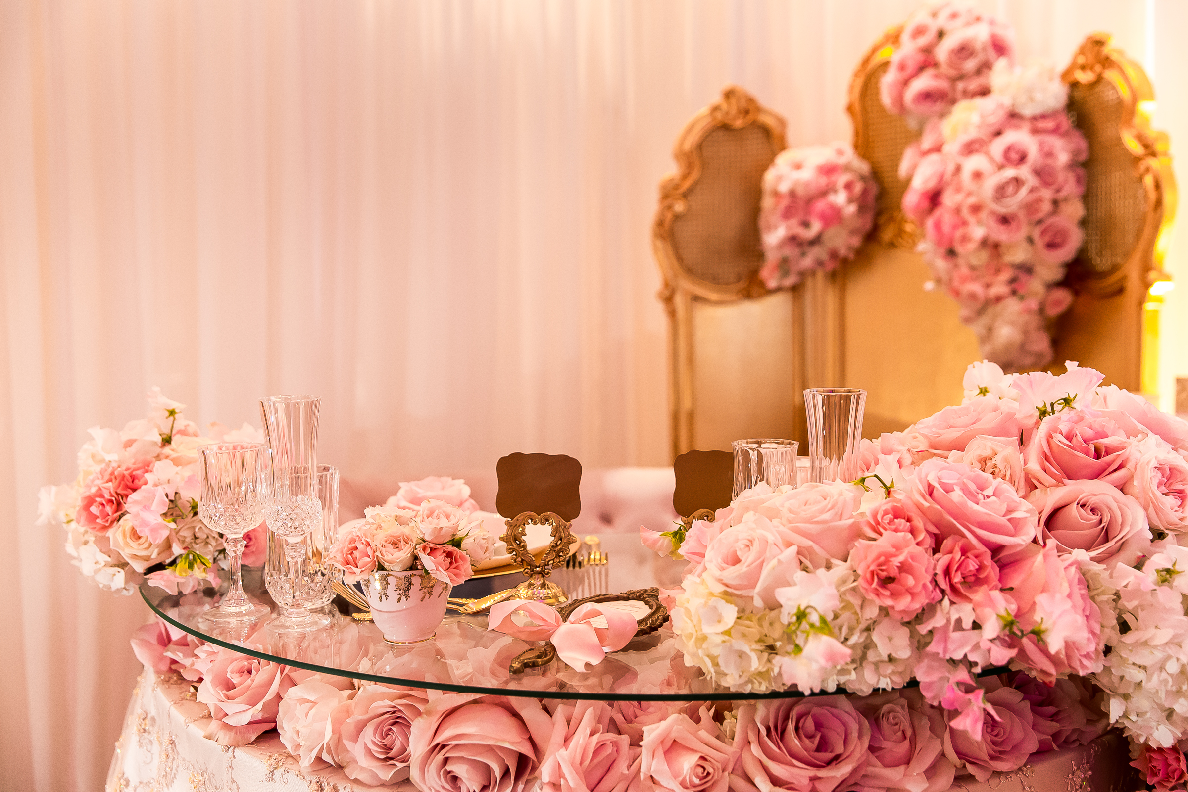 Лепестки роз на свадебном столе